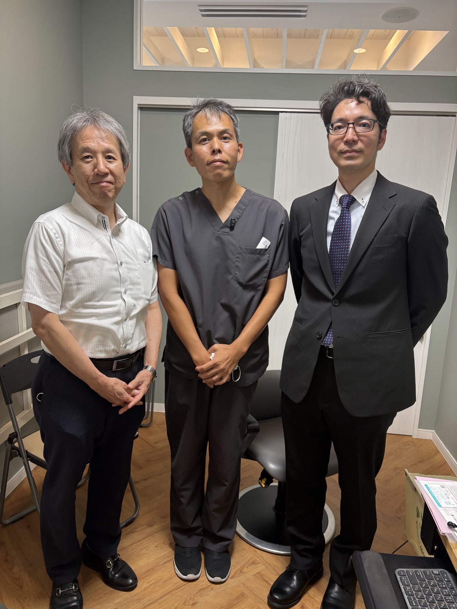 左から、琉球大学第二外科 古川教授、院長 山口怜、比嘉章太郎先生